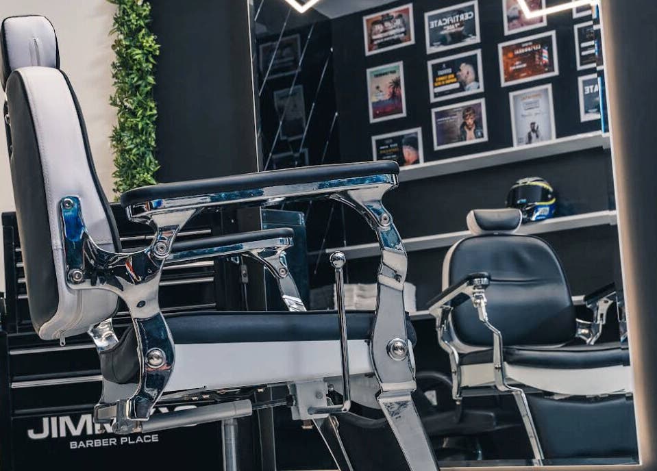 Барбърски стол в JIMMY'S BARBER PLACE, Varna, Varna, BG. Стилен и модерен интериор с акцентиран дизайнерски стил.