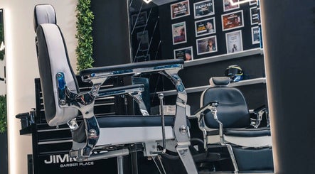 Барбърски стол в JIMMY'S BARBER PLACE, Varna, Varna, BG. Стилен и модерен интериор с акцентиран дизайнерски стил.