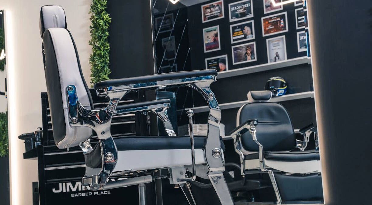 Барбърски стол в JIMMY'S BARBER PLACE, Varna, Varna, BG. Стилен и модерен интериор с акцентиран дизайнерски стил.