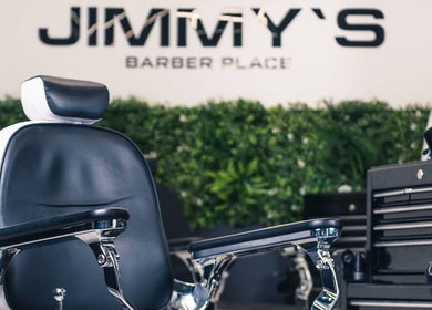 Луксозен стол в JIMMY'S BARBER PLACE, Варна, Варна, BG, създава уютна атмосфера.