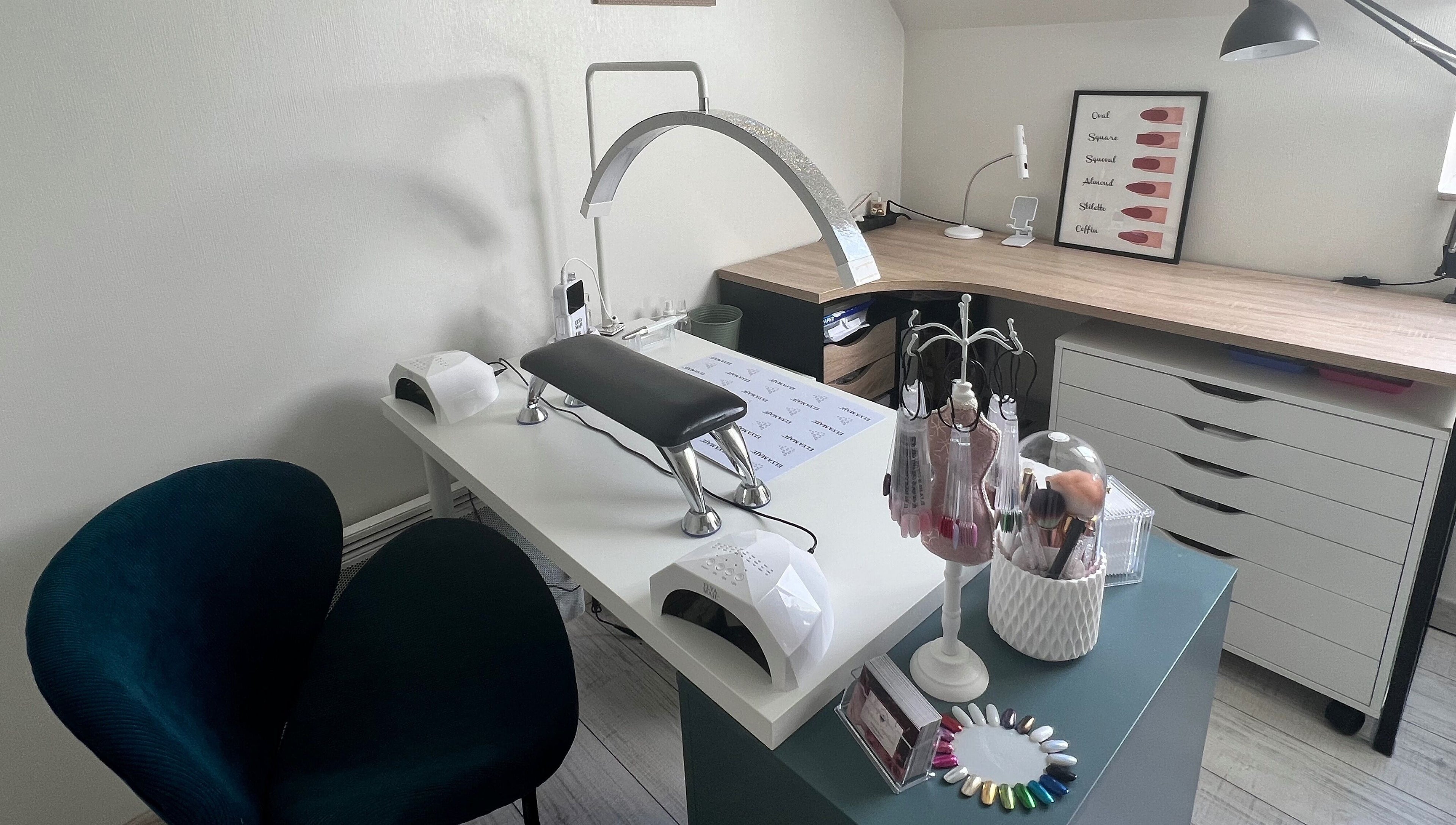 Table de manucure moderne chez Go_meganails, Estrées-saint-denis, Hauts-de-france, FR.