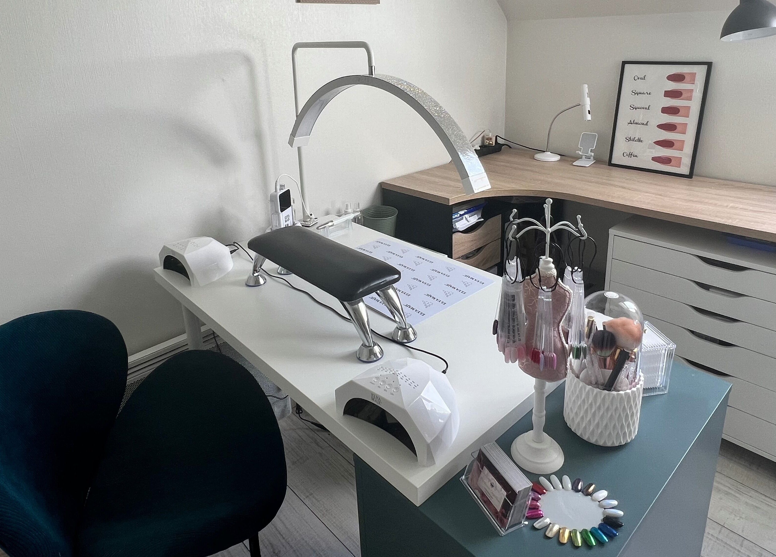 Table de manucure moderne chez Go_meganails, Estrées-saint-denis, Hauts-de-france, FR.