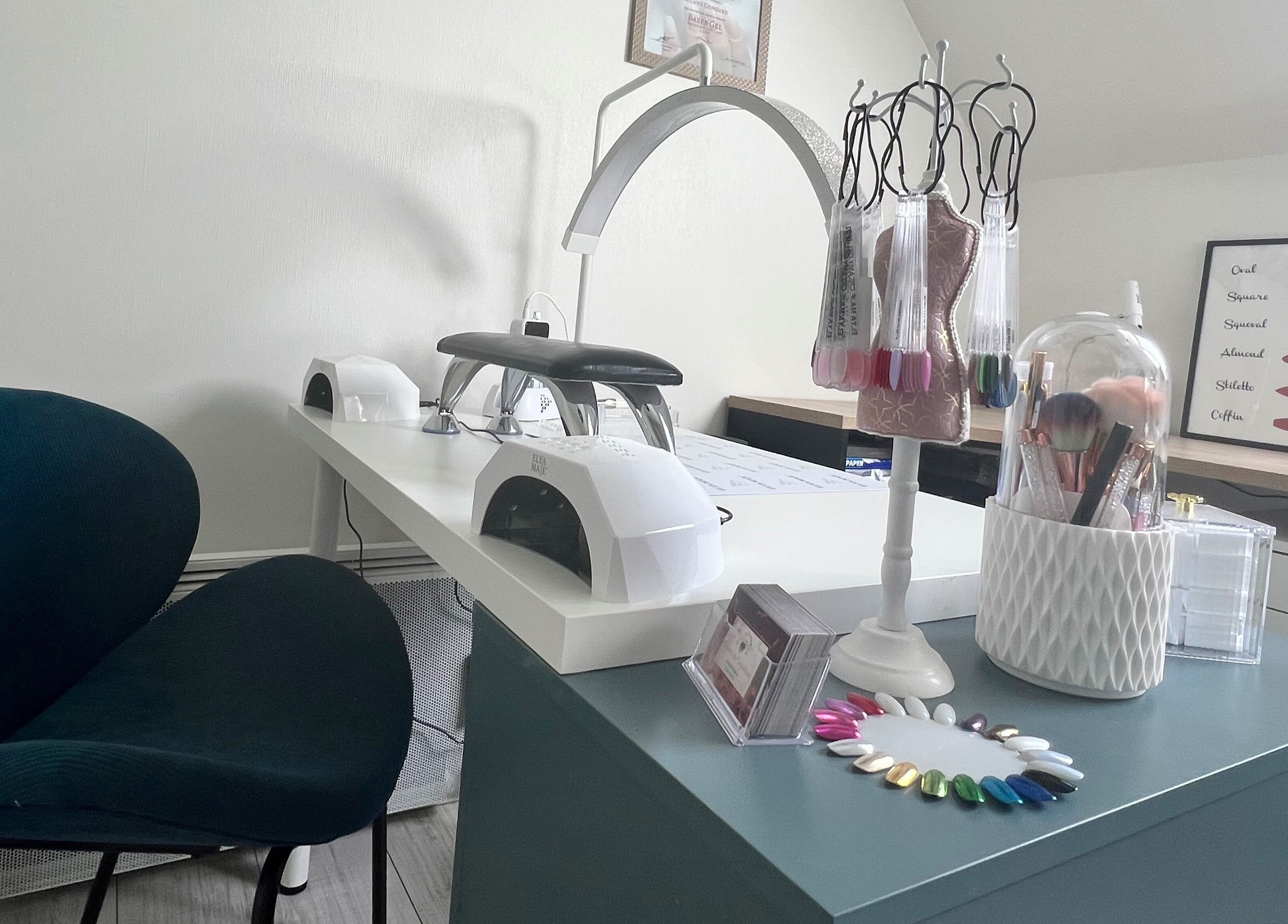 Espace manucure moderne chez Go_meganails à Estrées-saint-denis, Hauts-de-france, FR