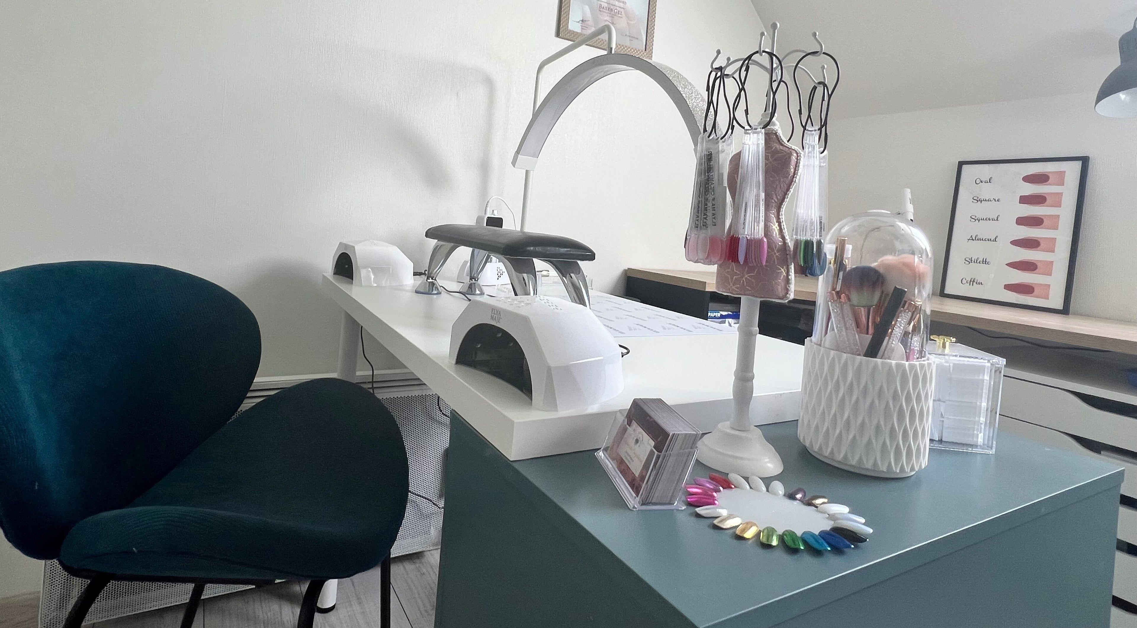 Espace manucure moderne chez Go_meganails à Estrées-saint-denis, Hauts-de-france, FR