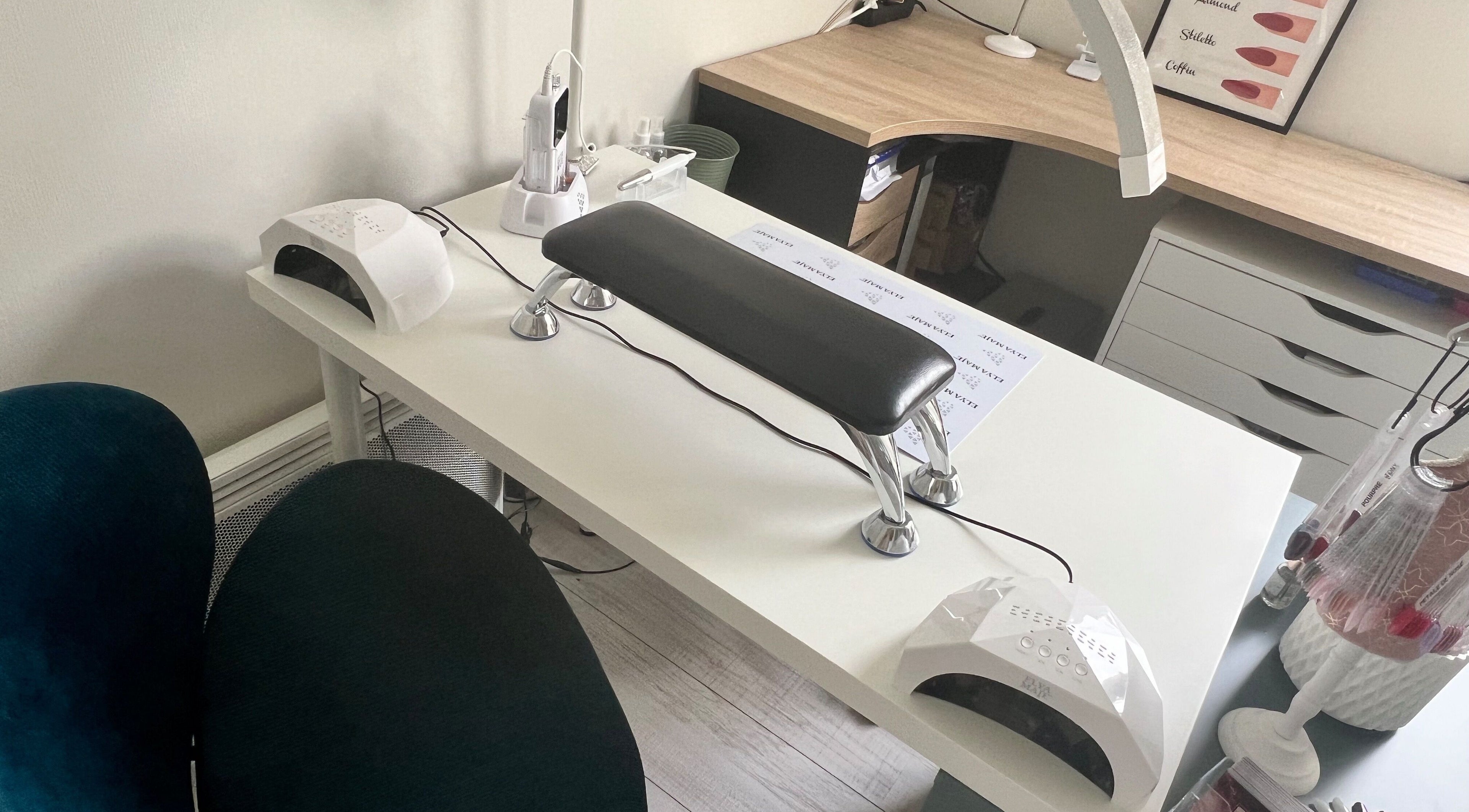 Espace manucure moderne chez Go_meganails, Estrées-saint-denis, Hauts-de-france, FR.