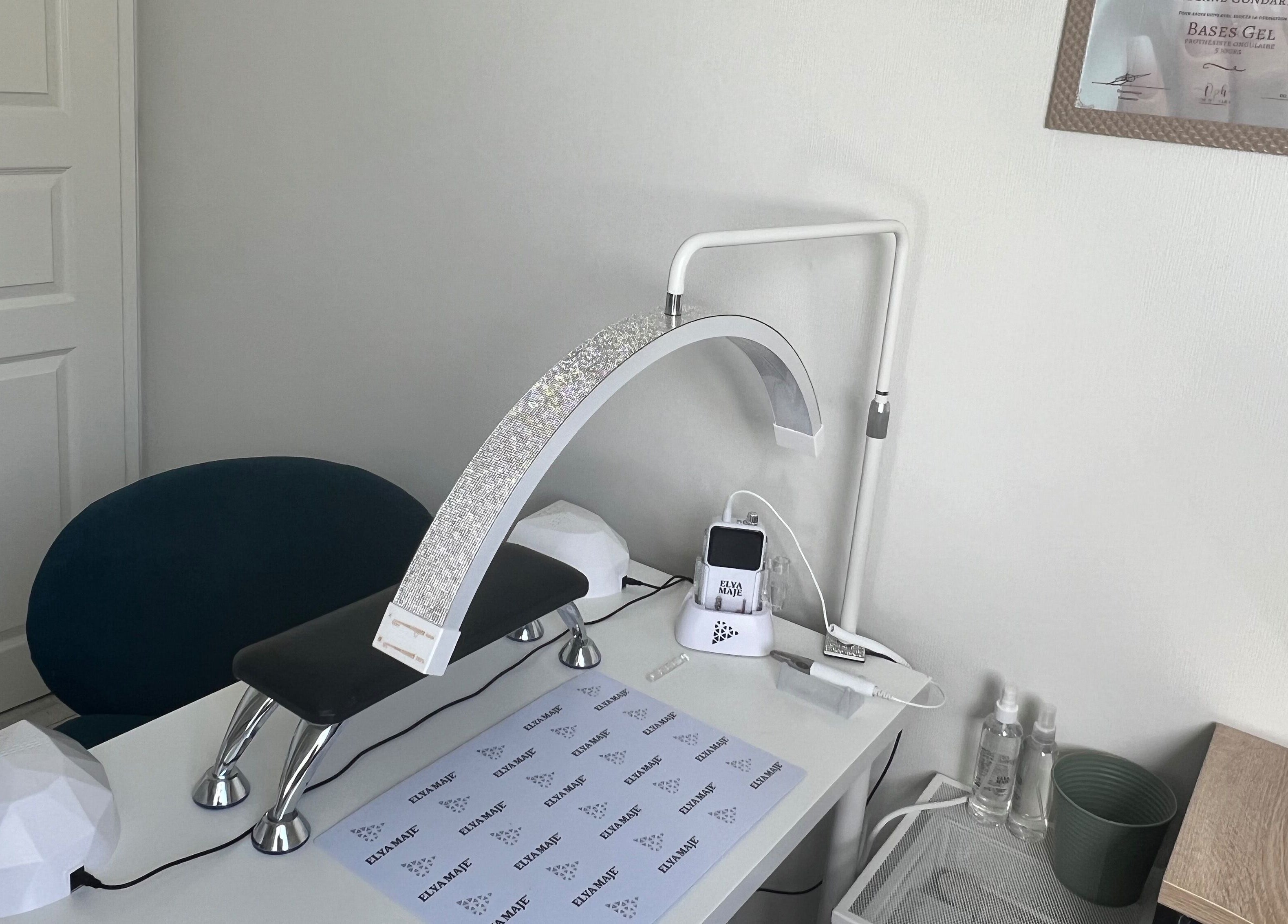 Poste de travail élégant chez Go_meganails à Estrées-saint-denis, Hauts-de-france, FR.