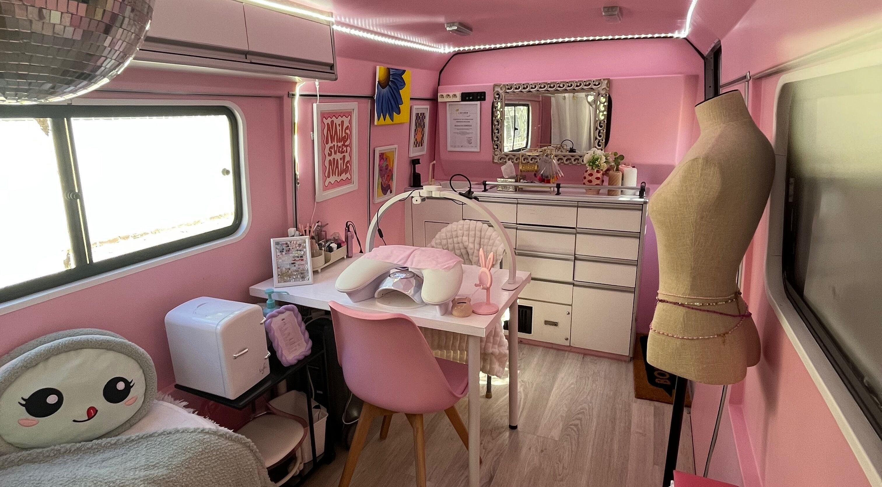 Intérieur élégant de salon Kheopsbeauty à Bessancourt, Île-de-France, FR, prêt à accueillir les clients.