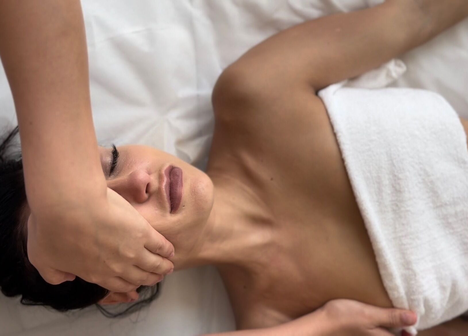 Facial massage at Sculptor By Aray Kairkanova Ladies Salon DUBAI MARINA, Dubai, Dubai, AE. Experience tranquility.