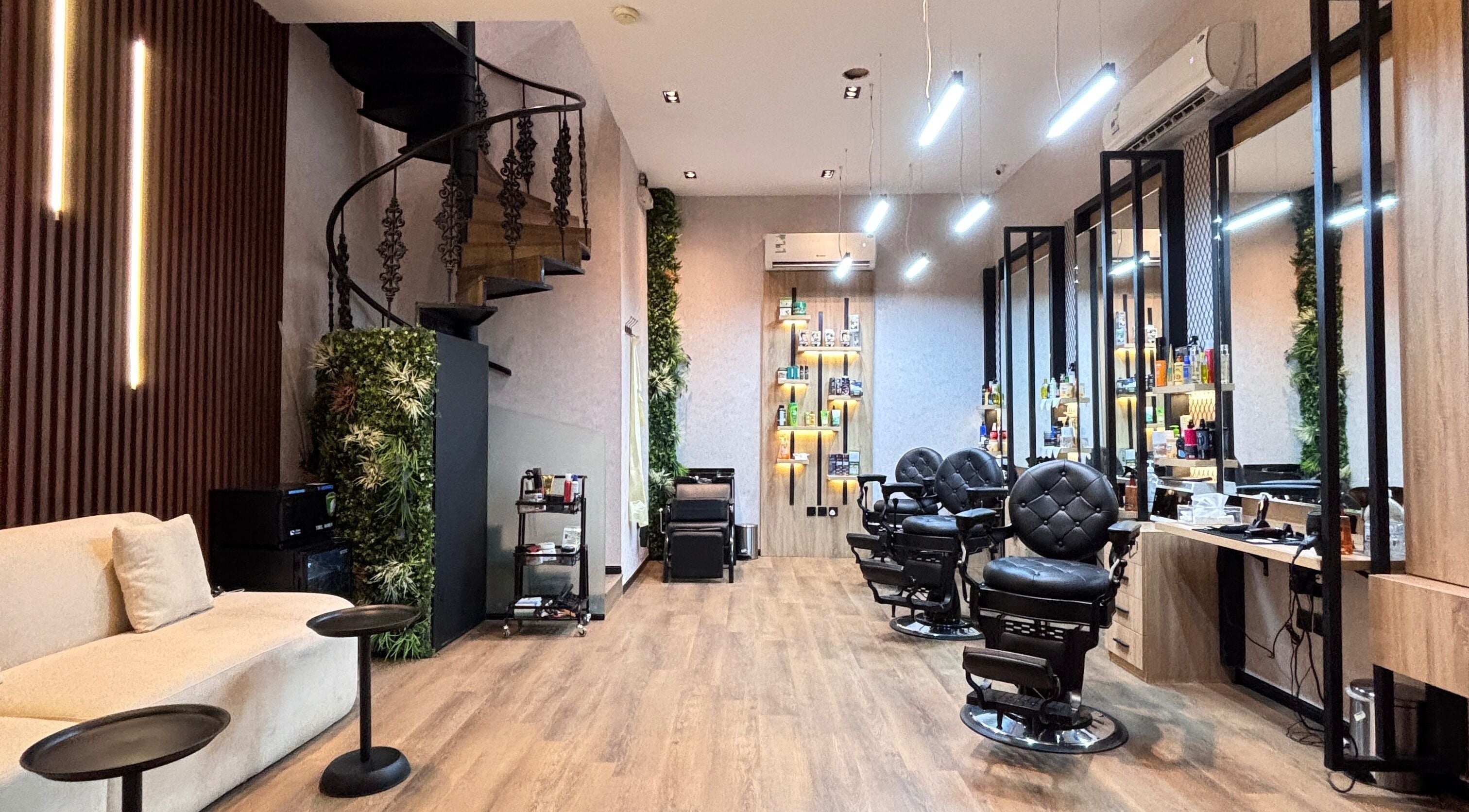 تصميم داخلي أنيق في شركه طابع عصري للتجاره، الرياض, منطقة الرياض, SA، يشمل كراسي فاخرة وسلم لولبي.