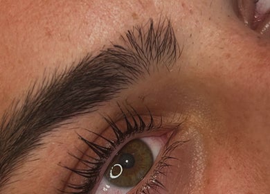 Regard soigné mettant en valeur sourcils et cils chez Lashb Glow, Saint-malo, Bretagne, FR.