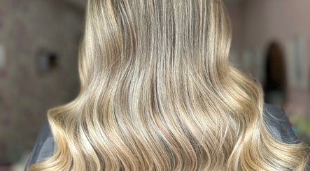 LA Hair Studio By Elle