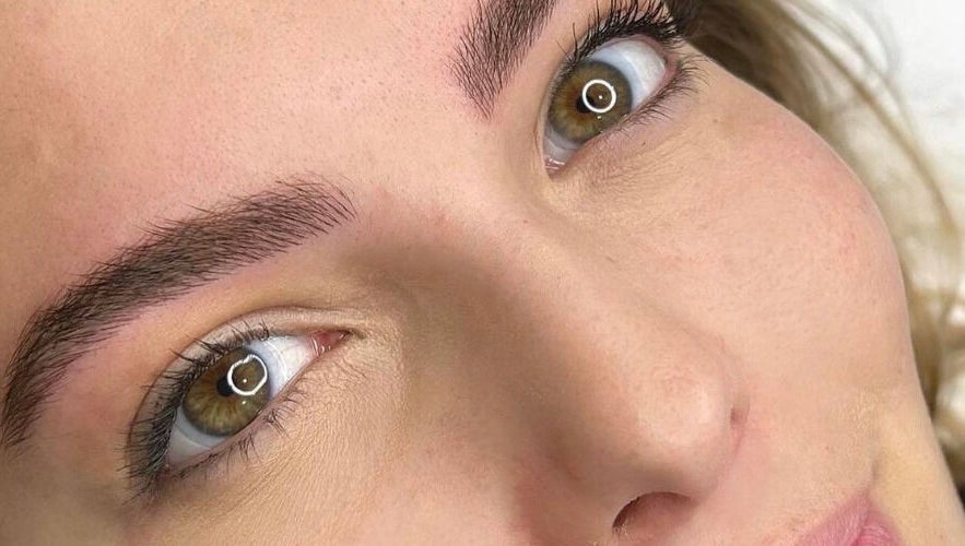 Olho com sobrancelhas perfeitas na Soraia Matias, Lagos, Faro, PT, destacando beleza natural.