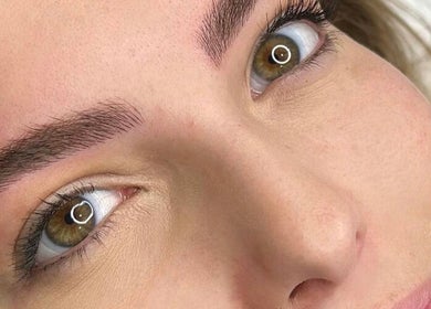 Olho com sobrancelhas perfeitas na Soraia Matias, Lagos, Faro, PT, destacando beleza natural.