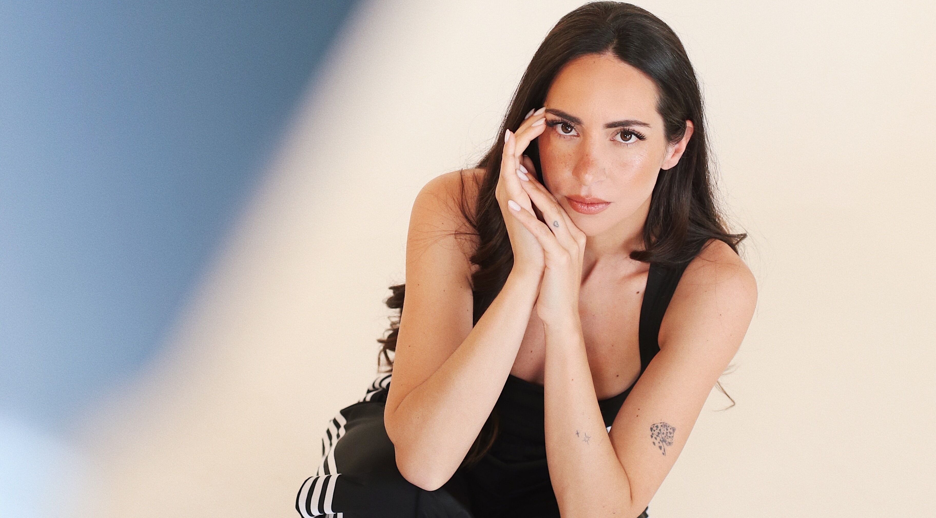 Imagem de modelo serena na Soraia Matias, Lagos, Faro, PT, destacando elegância e beleza.