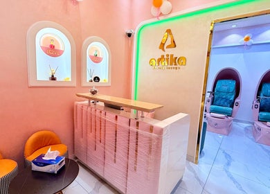 Artika Beauty Lounge welcoming area with stylish seating in Dubai, Dubai, AE, featuring spa chairs and decor.