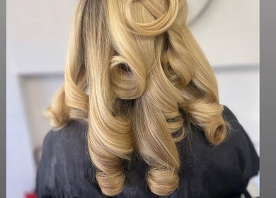 Blonde curls styled to perfection at Luxe Hair Studio, Edinburgh, Scotland, GB.