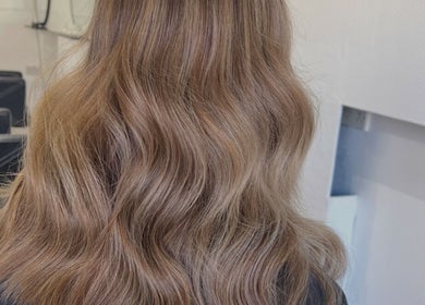 Wavy blonde hairstyle at Luxe Hair Studio, Edinburgh, Scotland, GB offering premium salon services.
