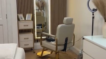 Sala de beleza em CB Hair & Beauty- Glö Lab Rituals, Mullingar, County Westmeath, IE com cadeira e espelho.