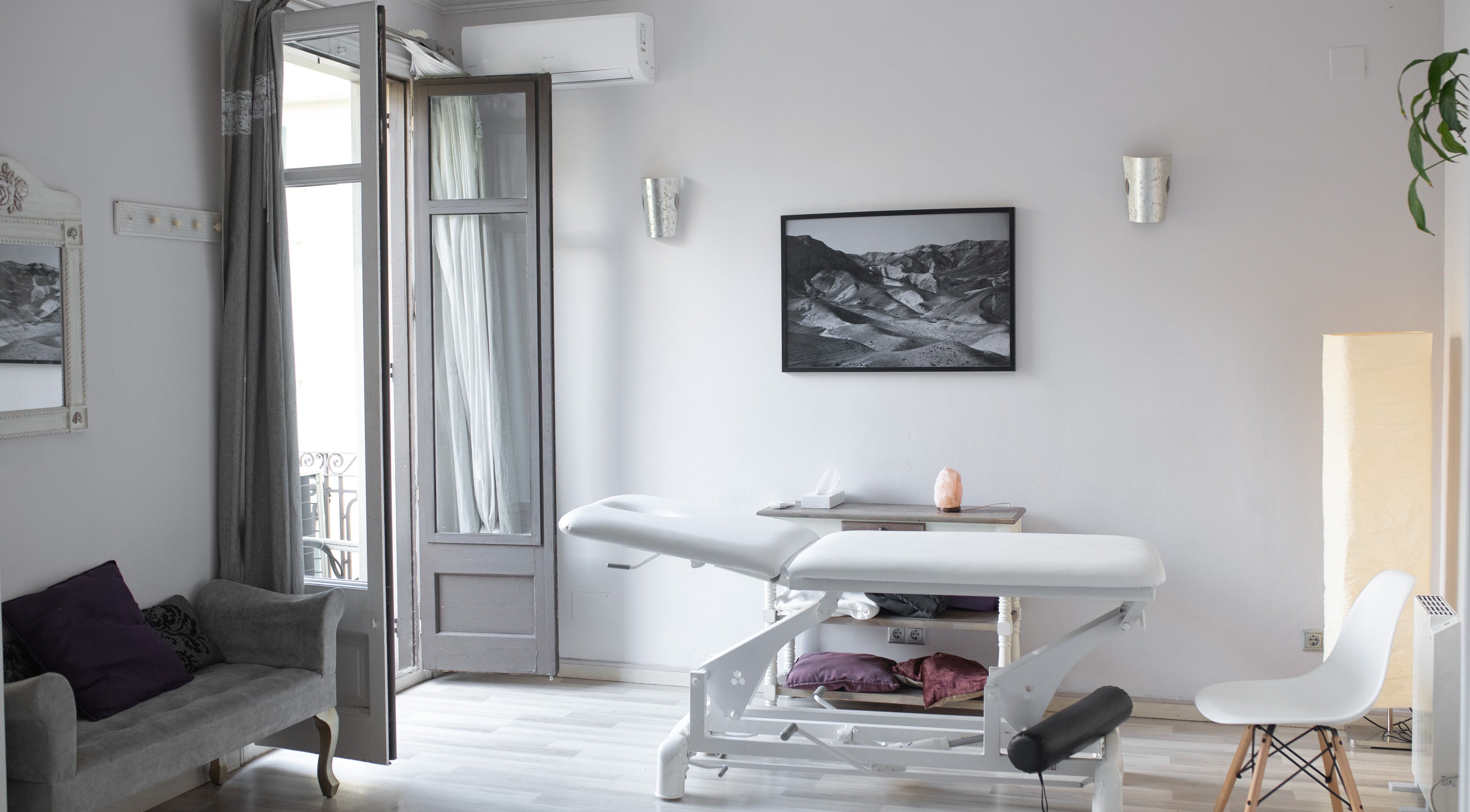 Sala de tratamiento en Institut de Salut Holística París, Barcelona, Catalunya, ES, con camilla blanca y decoración moderna.