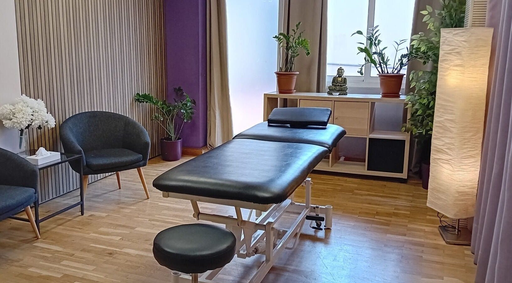 Sala de tratamiento en Institut de Salut Holística Rosselló, Barcelona, Cataluña, ES, con camilla y decoración zen.