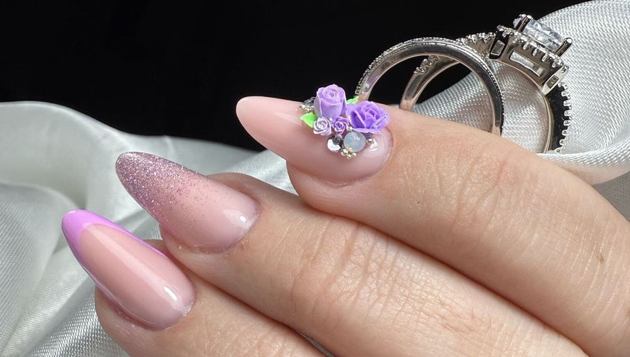 Detalhe de nail art floral e brilhante por Ana Marques Nails, Portimão, Faro, PT.
