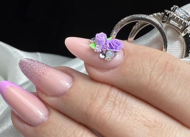 Detalhe de nail art floral e brilhante por Ana Marques Nails, Portimão, Faro, PT.