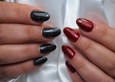 Unhas elegantes em preto e vermelho brilhante no Ana Marques Nails, Portimão, Faro, PT.