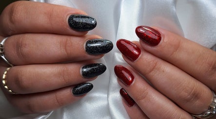 Unhas elegantes em preto e vermelho brilhante no Ana Marques Nails, Portimão, Faro, PT.