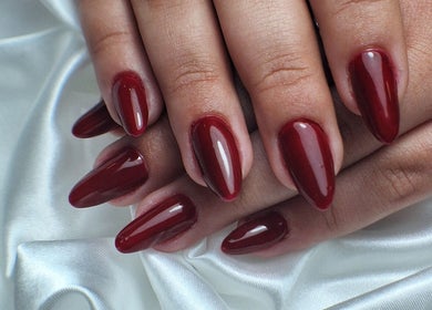 Unhas elegantes com verniz bordô em Ana Marques Nails, Portimão, Faro, PT.