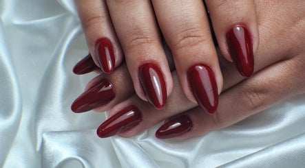 Unhas elegantes com verniz bordô em Ana Marques Nails, Portimão, Faro, PT.