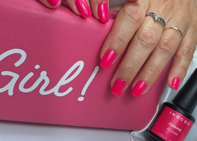Unhas rosa brilhante em Ana Marques Nails, Portimão, Faro, PT com bolsa rosa destacada.