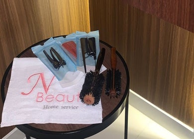 أدوات تجميل على طاولة في N Beauty Home Service خدمة منزلية بالرياض, الرياض, منطقة الرياض, SA.