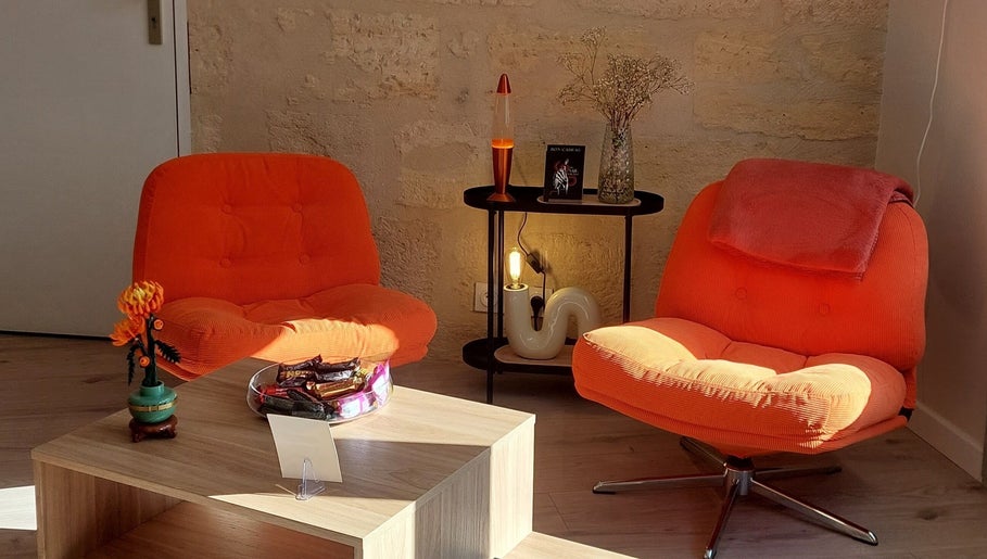 The Nail Fetichist, bilde 1