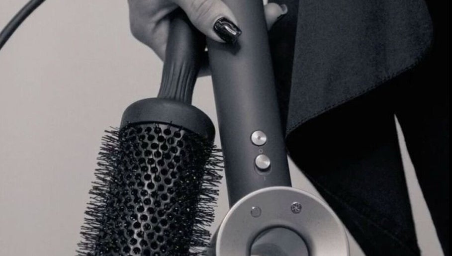 Viktoria_hair_studio Budapest, Magyar, HU: stílusos hajszárító és kefe közelnézet.