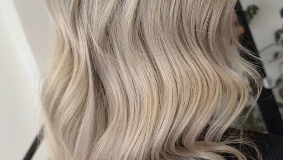 Szép szőke hullámok a _viktoria_hair_studio_ szalonban, Budapest, Magyar, HU.