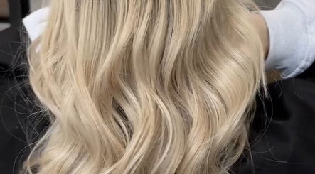 Gyönyörűen szőkített és göndörített haj a Viktoria Hair Studio budapesti szalonjában, Magyarországon.