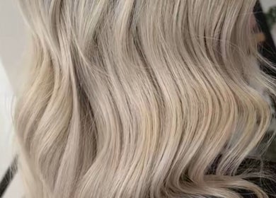 Gyönyörű szőke hullámos haj Viktoria Hair Studio Budapesten, Magyarországon.