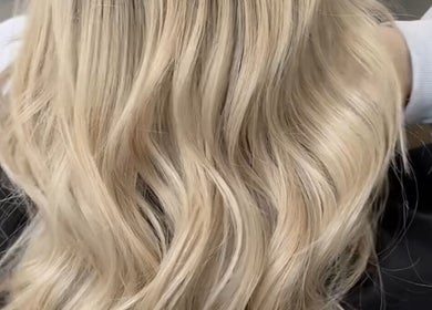 Szőke, hullámos haj Viktoria Balog (KERI HAIR) szalonjában, Budapest, Magyar, HU.