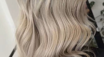 Szőke hullámok Viktoria Balog (KERI HAIR) szalonjában, Budapest, Magyar, HU.