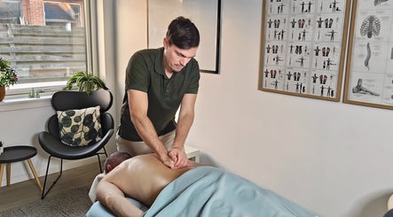 Terapeut giver massage på SUNDITIV ved Alexander, Rødovre, DK. Stille, lyse omgivelser.