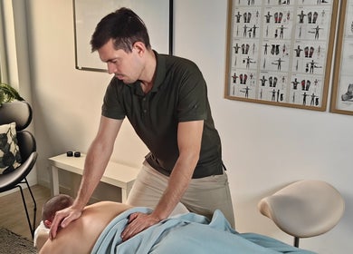 Professionel massage ved SUNDITIV ved Alexander i Rødovre, DK. Terapeut i aktion med komfortabelt interiør.