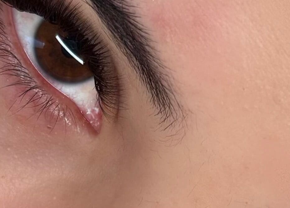 Zoom sur un œil avec des cils bien définis chez LABOTÉE à L'étang-salé, Saint-pierre, RE.