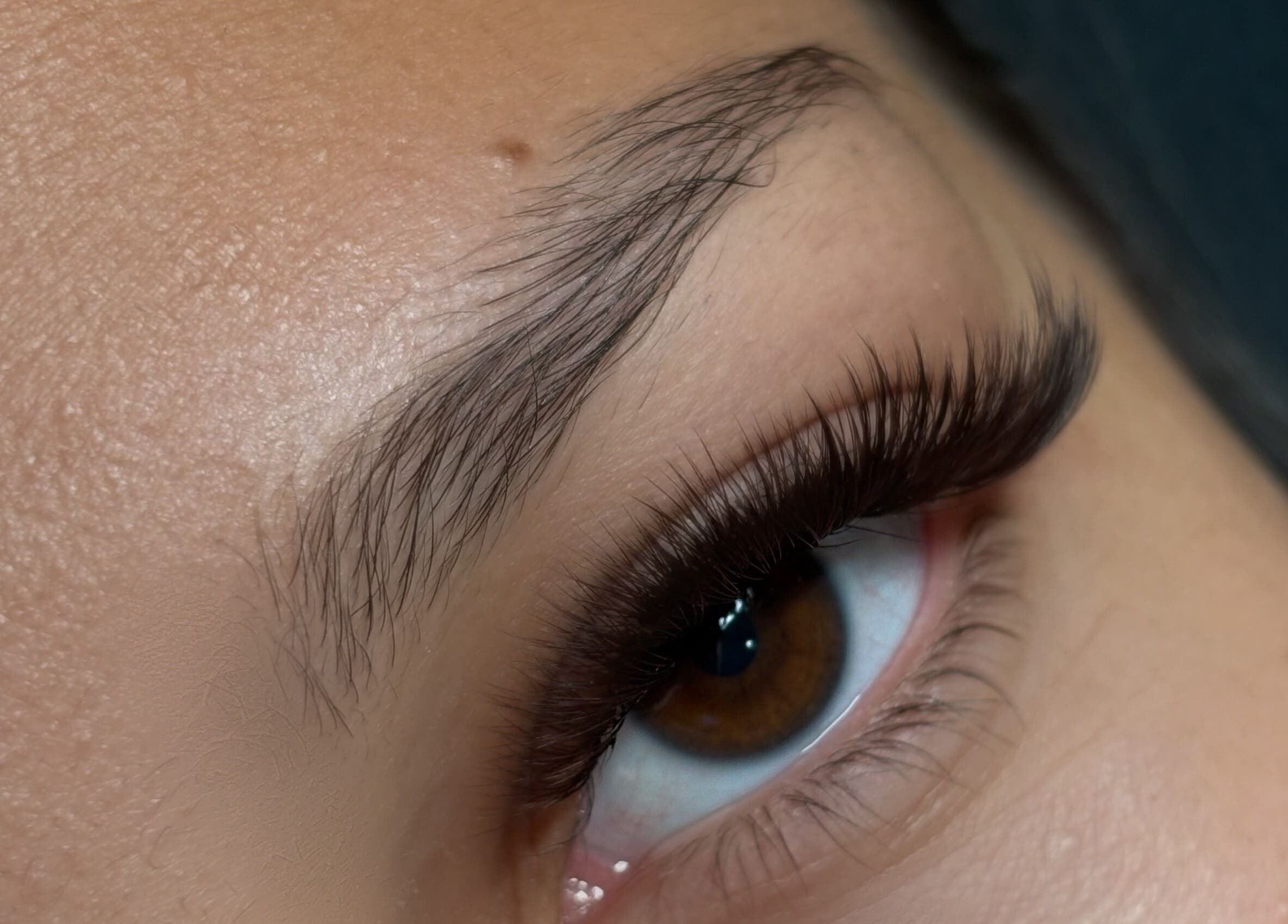 Sourcils sculptés et cils longs chez LABOTÉE, L'étang-salé, Saint-pierre, RE, offrant un regard captivant.