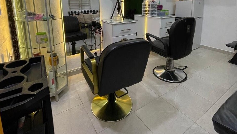 Interior moderno de Afro Mery Beauty Center en Samaná, Samaná, DO con sillas de peluquería.