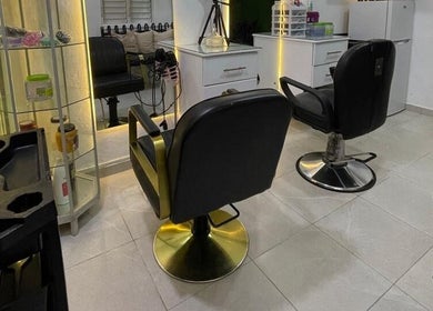 Interior moderno de Afro Mery Beauty Center en Samaná, Samaná, DO con sillas de peluquería.