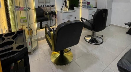 Interior moderno de Afro Mery Beauty Center en Samaná, Samaná, DO con sillas de peluquería.