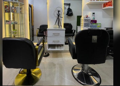 Interior de Afro Mery Beauty Center en Samaná, Samaná, DO, mostrando sillas de peluquería elegantes.