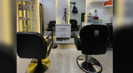 Interior de Afro Mery Beauty Center en Samaná, Samaná, DO, mostrando sillas de peluquería elegantes.