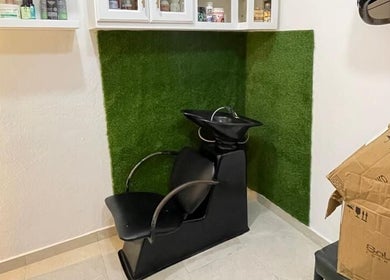 Estación de lavado de cabello en Afro Mery Beauty Center, Samaná, Samaná, DO, con pared verde decorativa.