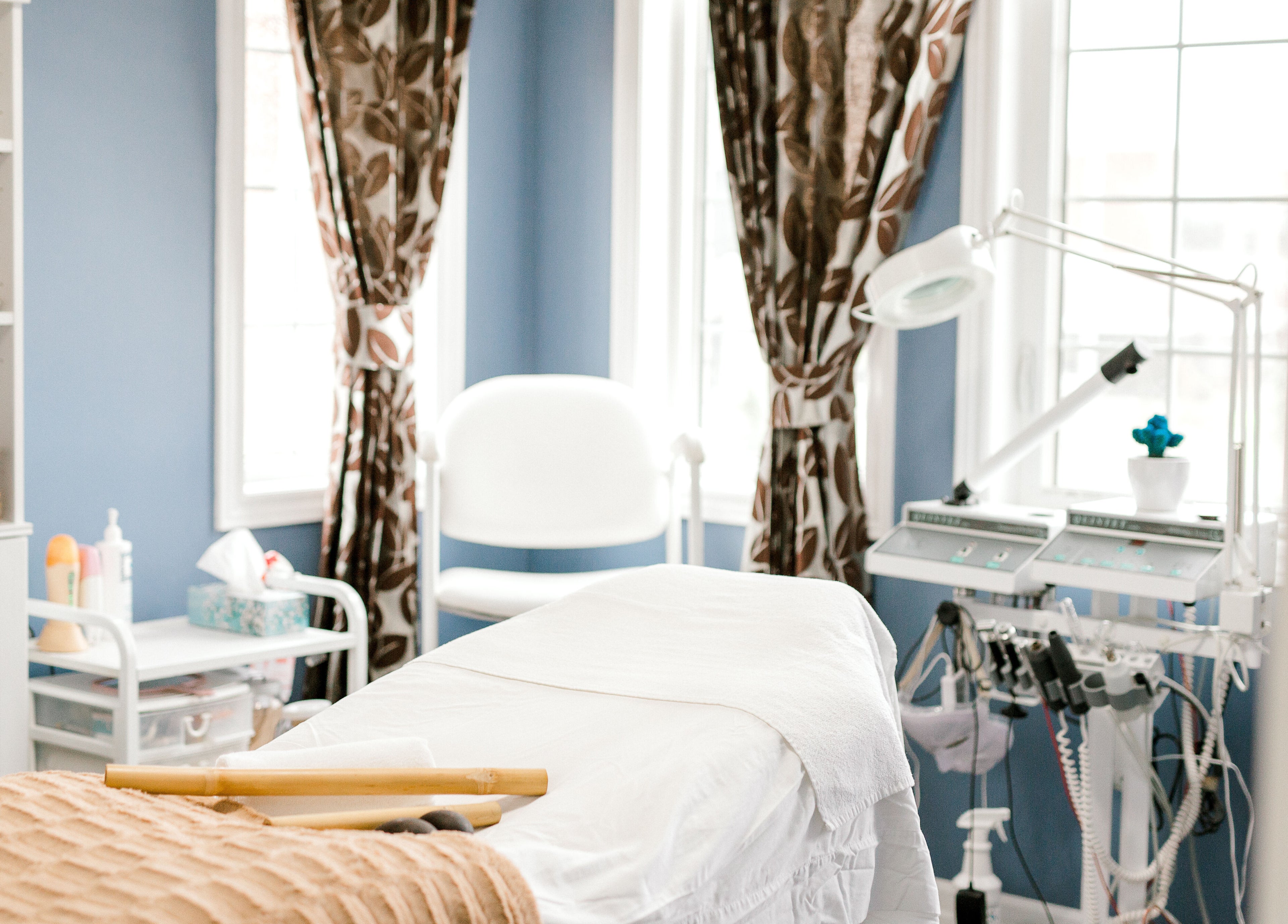 Tranquil treatment room at Rapis Secret in WATERDOWN, Ontario, CA with spa bed and modern equipment.